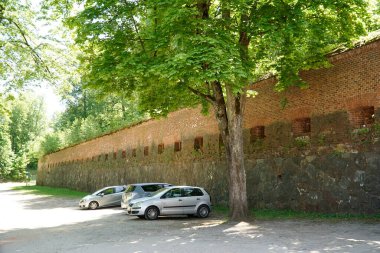 Gizycko, Polonya - 13 Mayıs 2024 - Eski Prusya Boyen Kalesi Savunma Duvarları