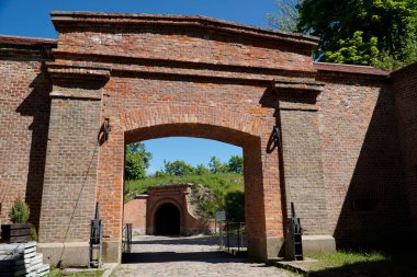 Gizycko, Polonya - 13 Mayıs 2024 - Eski Prusya Boyen Kalesine giriş kapısı