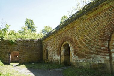 Gizycko, Polonya - 13 Mayıs 2024 - Eski Prusya Boyen Kalesi Savunma Duvarları