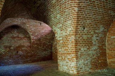 Gizycko, Polonya - 13 Mayıs 2024 - Eski Prusya Boyen Kalesi Savunma Duvarları