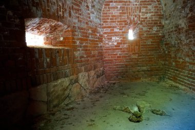 Gizycko, Polonya - 13 Mayıs 2024 - Eski Prusya Boyen Kalesi Savunma Duvarları