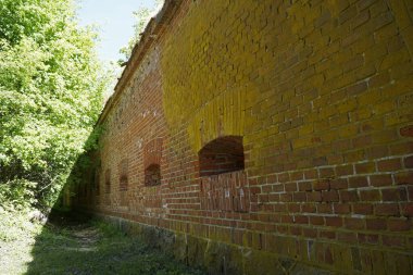 Gizycko, Polonya - 13 Mayıs 2024 - Eski Prusya Boyen Kalesi Savunma Duvarları