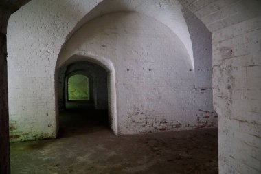 Gizycko, Polonya - 13 Mayıs 2024 - Eski Prusya Boyen Kalesi 'ndeki bir pastanenin kalıntıları