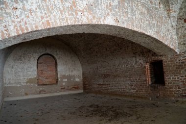Gizycko, Polonya - 13 Mayıs 2024 - Eski Prusya Boyen Kalesi 'ndeki bir pastanenin kalıntıları