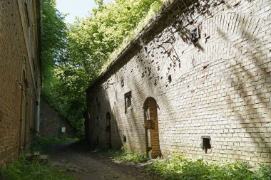 Gizycko, Polonya - 13 Mayıs 2024 - Eski Prusya Boyen Kalesi 'ndeki kışla binası