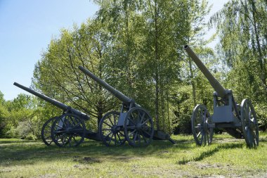 Gizycko, Polonya - 13 Mayıs 2024 - Avludaki toplar - Eski Prusya Boyen Kalesi