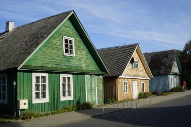 Trakai, Litvanya - 9 Eylül 2023 - Geleneksel ahşap ve renkli Karaim evleri