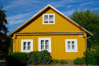 Trakai, Litvanya - 9 Eylül 2023 - Geleneksel tahta Karaim evi sarıya boyandı