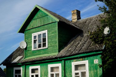 Trakai, Litvanya - 9 Eylül 2023 - Geleneksel tahta Karaim evi yeşile boyandı