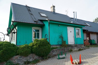 Trakai, Litvanya - 9 Eylül 2023 - Geleneksel tahta Karaim evi yeşile boyandı