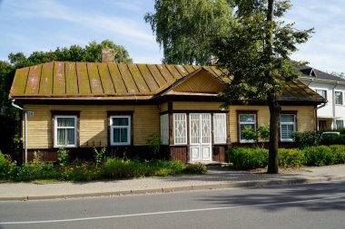 Trakai, Litvanya - 9 Eylül 2023 - Verandalı geleneksel ahşap Karaim evi