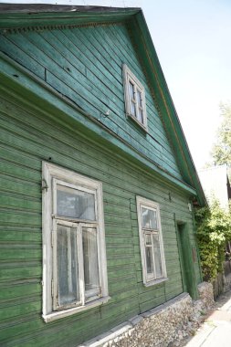 Trakai, Litvanya - 9 Eylül 2023 - Geleneksel tahta Karaim evi yeşile boyandı