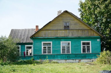 Trakai, Litvanya - 9 Eylül 2023 - Geleneksel tahta Karaim evi yeşile boyandı