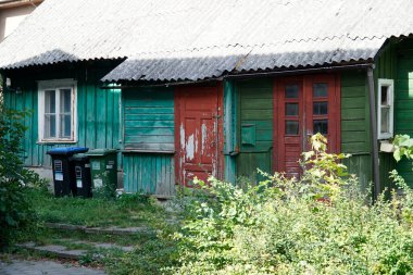 Trakai, Litvanya - 9 Eylül 2023 - Geleneksel tahta Karaim evi yeşile boyandı