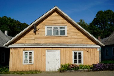 Trakai, Litvanya - 9 Eylül 2023 - Geleneksel Karaim evi sarıya boyandı