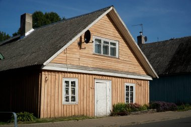 Trakai, Litvanya - 9 Eylül 2023 - Geleneksel Karaim evi sarıya boyandı