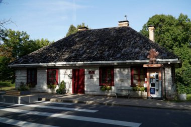 Trakai, Litvanya - 9 Eylül 2023 - Geleneksel Karaim evi beyaza boyandı