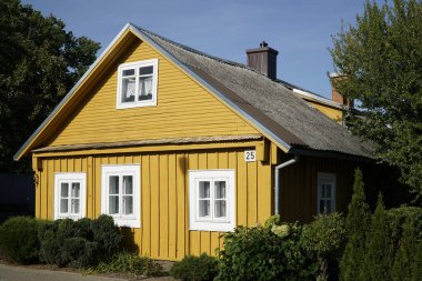 Trakai, Litvanya - 9 Eylül 2023 - Geleneksel Karaim evi sarıya boyandı