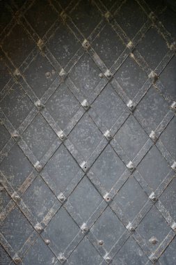 Yamuk çizgili eski demir kapı.