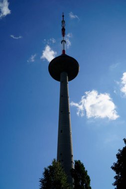 Vilnius, Litvanya - 4 Eylül 2023 Vilnius TV Kulesi. 1980 'de yapılmış, yüksekliği: 326.5 metre.