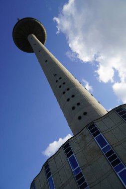 Vilnius, Litvanya - 4 Eylül 2023 Vilnius TV Kulesi. 1980 'de yapılmış, yüksekliği: 326.5 metre.