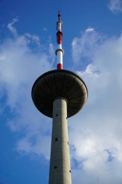 Vilnius, Litvanya - 4 Eylül 2023 Vilnius TV Kulesi. 1980 'de yapılmış, yüksekliği: 326.5 metre.