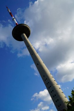 Vilnius, Litvanya - 4 Eylül 2023 Vilnius TV Kulesi. 1980 'de yapılmış, yüksekliği: 326.5 metre.