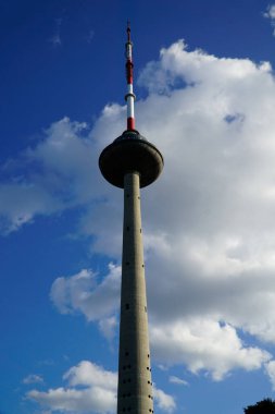 Vilnius, Litvanya - 4 Eylül 2023 Vilnius TV Kulesi. 1980 'de yapılmış, yüksekliği: 326.5 metre.