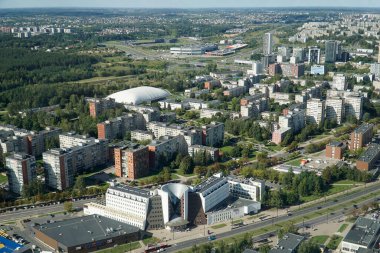 Vilnius, Litvanya - 4 Eylül 2023 - TV kulesinden yerleşim binalarına hava görüntüsü