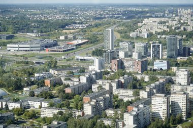Vilnius, Litvanya - 4 Eylül 2023 - TV kulesinden yerleşim binalarına hava görüntüsü