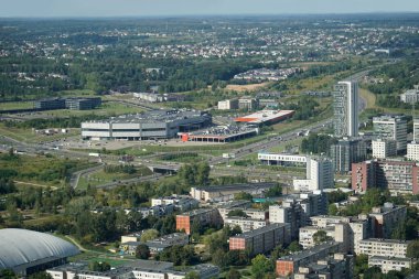 Vilnius, Litvanya - 4 Eylül 2023 - TV kulesinden yerleşim binalarına hava görüntüsü