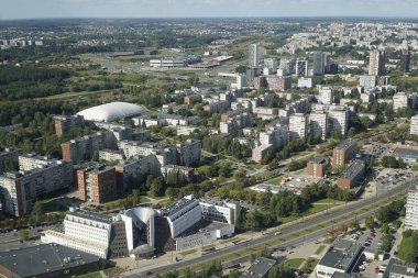 Vilnius, Litvanya - 4 Eylül 2023 - TV kulesinden yerleşim binalarına hava görüntüsü