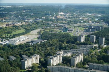 Vilnius, Litvanya - 4 Eylül 2023 - TV kulesinden yerleşim binalarına hava görüntüsü