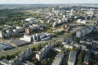Vilnius, Litvanya - 4 Eylül 2023 - TV kulesinden yerleşim binalarına hava görüntüsü