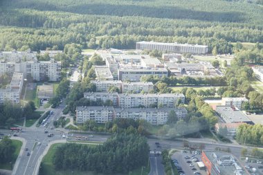 Vilnius, Litvanya - 4 Eylül 2023 - TV kulesinden yerleşim binalarına hava görüntüsü