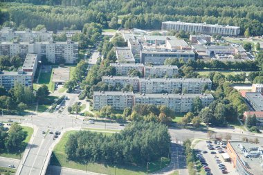 Vilnius, Litvanya - 4 Eylül 2023 - TV kulesinden yerleşim binalarına hava görüntüsü