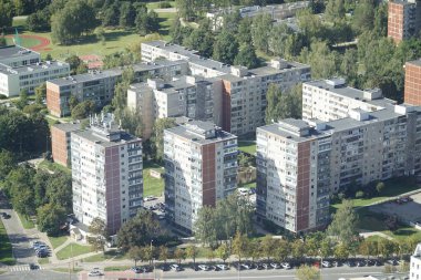 Vilnius, Litvanya - 4 Eylül 2023 - TV kulesinden yerleşim binalarına hava görüntüsü