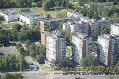 Vilnius, Litvanya - 4 Eylül 2023 - TV kulesinden yerleşim binalarına hava görüntüsü