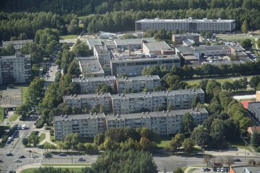 Vilnius, Litvanya - 4 Eylül 2023 - TV kulesinden yerleşim binalarına hava görüntüsü