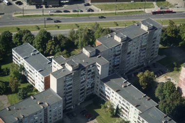 Vilnius, Litvanya - 4 Eylül 2023 - TV kulesinden yerleşim binalarına hava görüntüsü