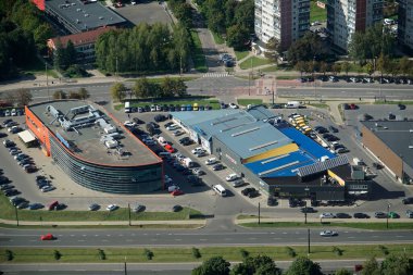 Vilnius, Litvanya - 4 Eylül 2023 - TV kulesinden alışveriş merkezinin havadan görüntüsü