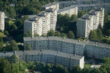 Vilnius, Litvanya - 4 Eylül 2023 - TV kulesinden yerleşim binalarına hava görüntüsü