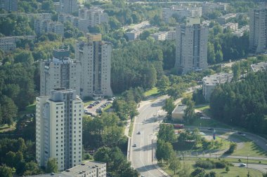 Vilnius, Litvanya - 4 Eylül 2023 - TV kulesinden yerleşim binalarına hava görüntüsü