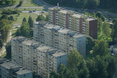 Vilnius, Litvanya - 4 Eylül 2023 - TV kulesinden yerleşim binalarına hava görüntüsü