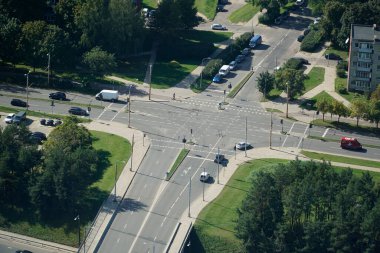 Vilnius, Litvanya - 4 Eylül 2023 - kavşaktaki TV kulesinden hava görüntüsü