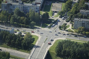 Vilnius, Litvanya - 4 Eylül 2023 - kavşaktaki TV kulesinden hava görüntüsü