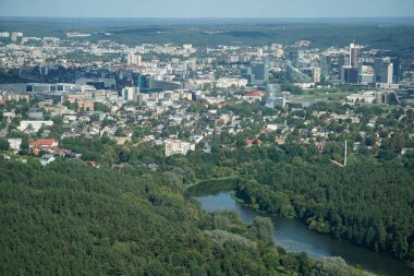 Vilnius, Litvanya - 4 Eylül 2023 - Vilija Nehri üzerindeki hava manzarası ve konut binaları