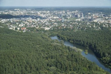 Vilnius, Litvanya - 4 Eylül 2023 - Vilija Nehri üzerindeki hava manzarası ve konut binaları