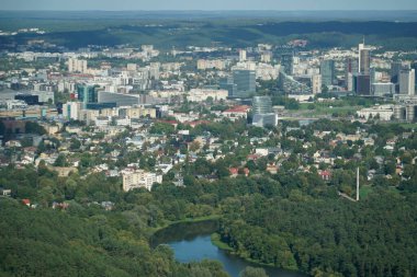 Vilnius, Litvanya - 4 Eylül 2023 - Vilija Nehri üzerindeki hava manzarası ve konut binaları