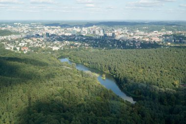 Vilnius, Litvanya - 4 Eylül 2023 - Vilija Nehri üzerindeki hava manzarası ve konut binaları